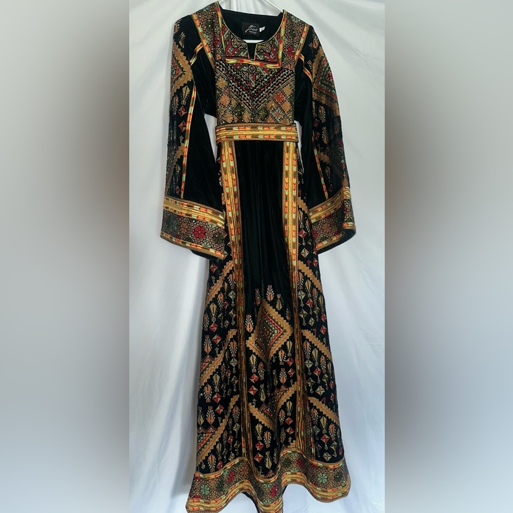 Elegant green and gold 
Thowp 
Size 2 ( middle eastern sizes )
Never been worn